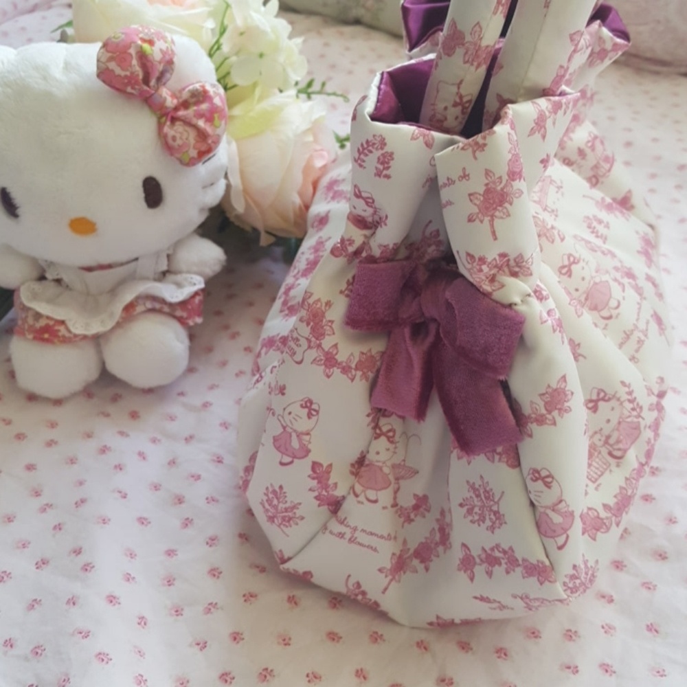 Hello Kitty Questina Satin Victorian Purse satchel - Picture 2 of 8